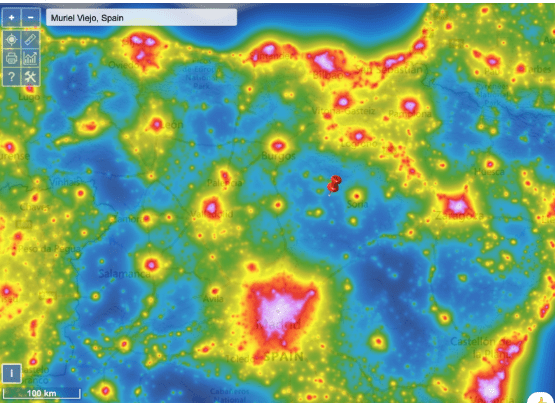 Mapas de contaminación lumínica son indicadores de la pureza del cielo de Muriel Viejo acreditada por prestigiosos astrónomos como Ángel Huelmo.